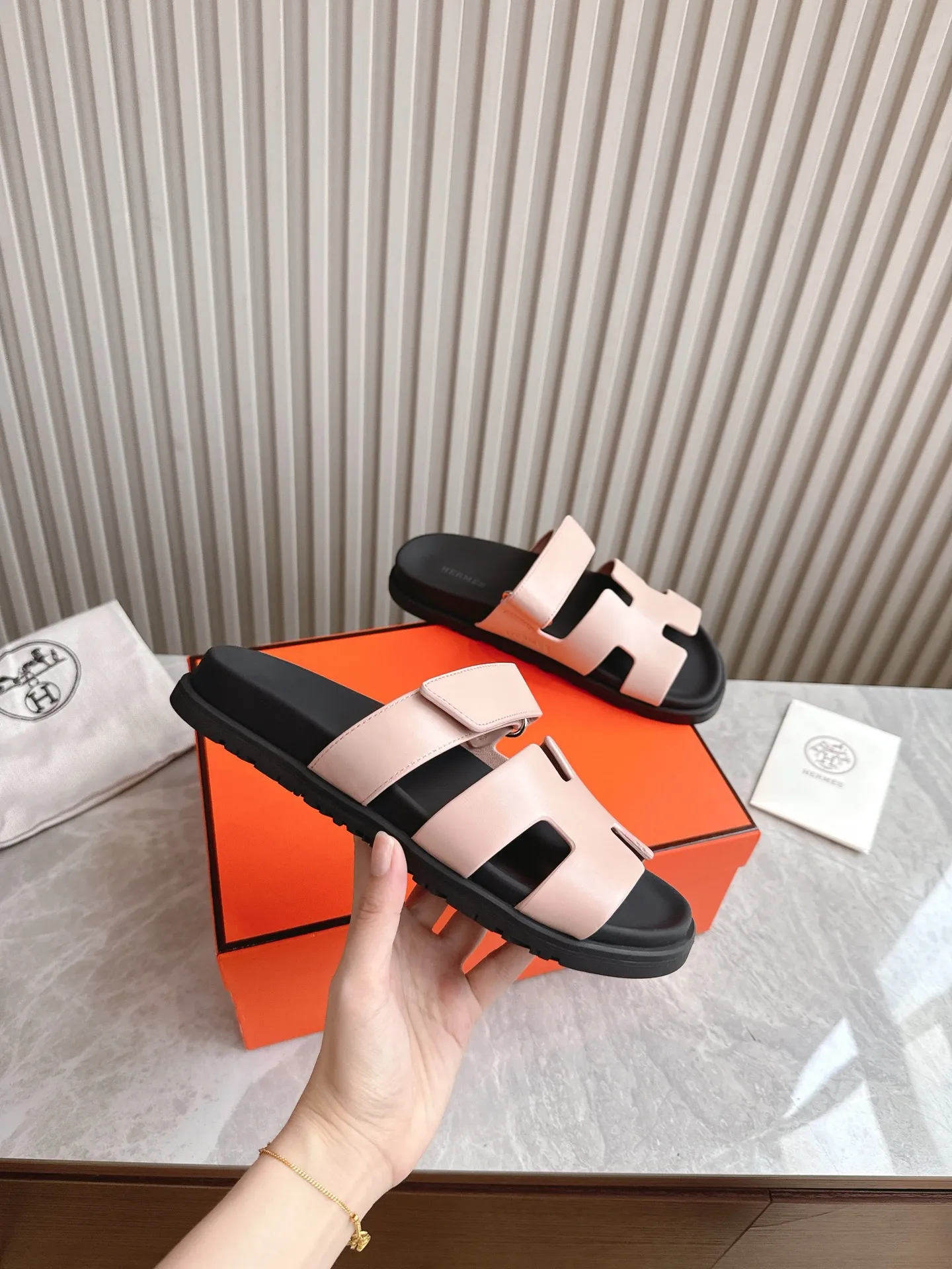 p480🐮🐮Couple model (top version) H family 2024 spring and summer new style HERMES Hermes' recently popular couple model pig nose angle sandals and slippers, paired with various colorful socks, popular. Upper: imported original deerskin (the genuine leather edging is not ordinary super migration). Lining: imported genuine leather. Outsole: Tpu non-slip and wear-resistant outsole. Size: Female 35-42 (40/42 non-returnable and non-exchangeable) Male size: 39-45 (45 non-refundable and non-exchangeable)